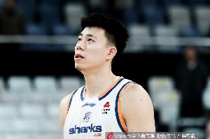 很稳！上海半场三分9投仅1中 但把失误控制在3次优于北京的9次