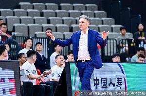 郑永刚：贺希宁遭遇包夹发挥有所欠缺 出于保护没让史密斯再上场