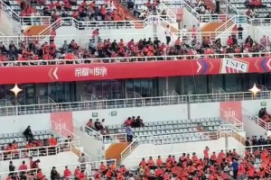 无声抗议！泰山球迷战申花赛前看台集体静默